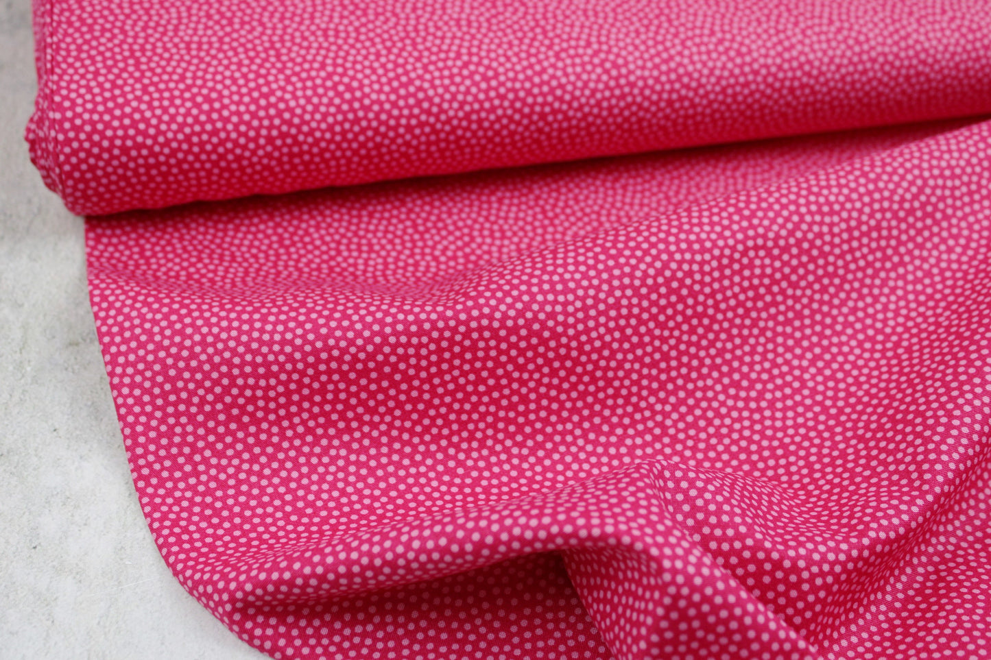 Baumwollstoff Dotty mit Pünktchen in pink Ballenansicht
