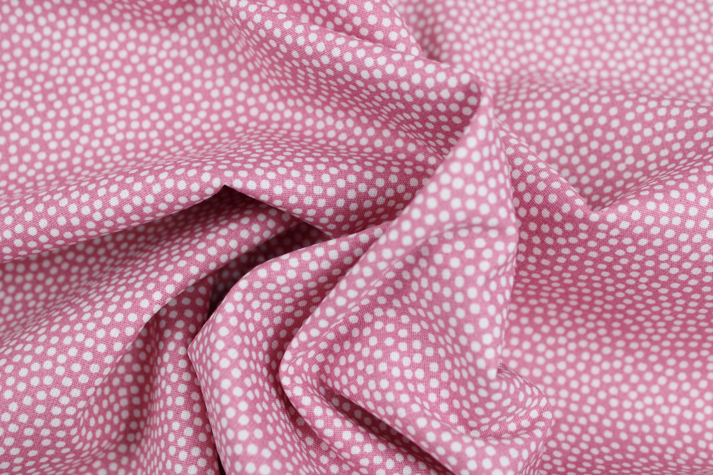 Baumwollstoff Dotty mit Pünktchen in rosa/weiß gedreht