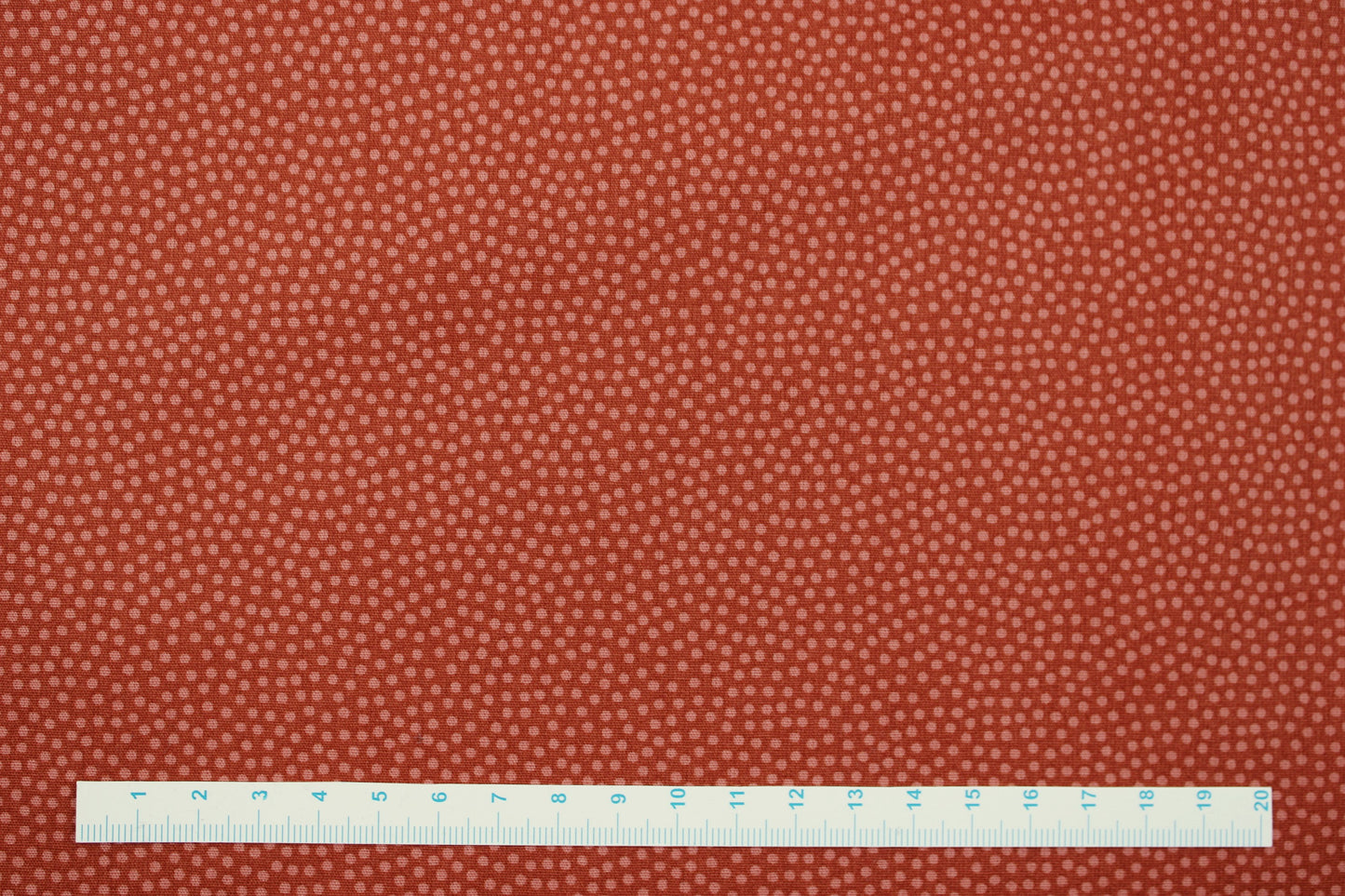 Baumwollstoff Dotty mit Pünktchen in terracotta Maßstab