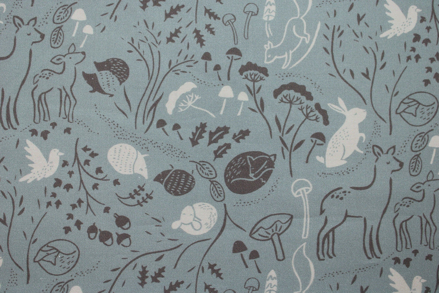 Baumwollstoff mit Waldtieren aus der Serie Forest Tales Detailbild