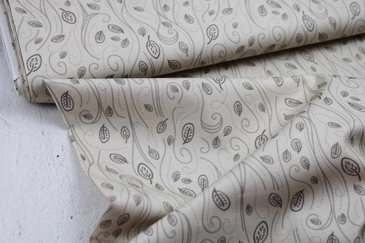 Baumwollstoff mit Blättern in beige aus der Serie Forest Tales Ballenansicht