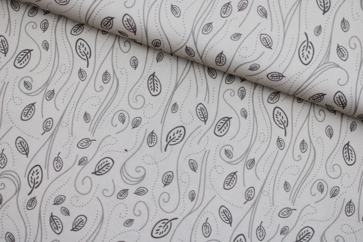 Baumwollstoff mit Blättern in beige aus der Serie Forest Tales quer