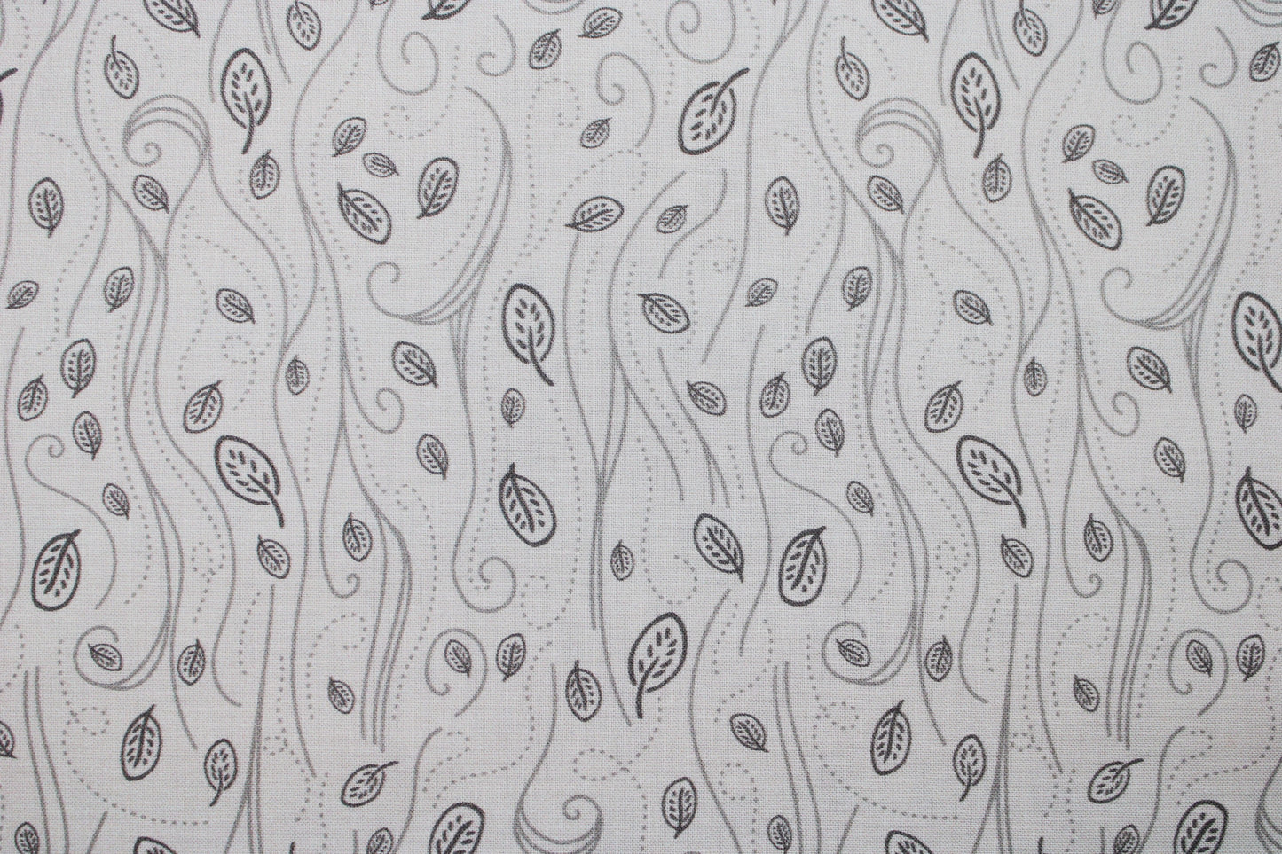 Baumwollstoff mit Blättern in beige aus der Serie Forest Tales Detailbild
