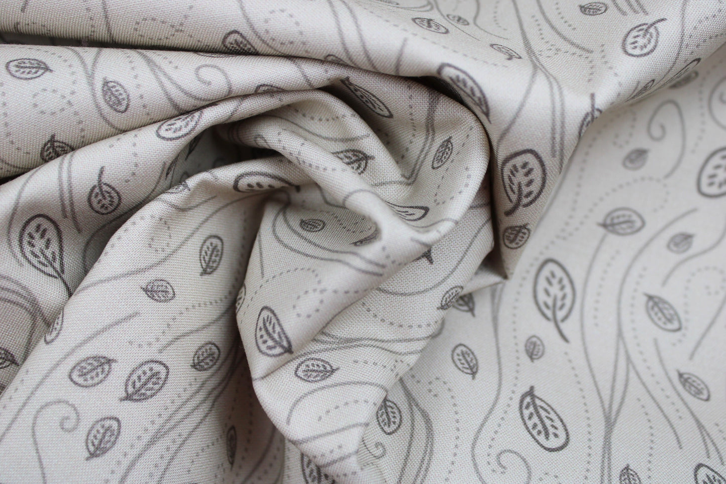 Baumwollstoff mit Blättern in beige aus der Serie Forest Tales gedreht