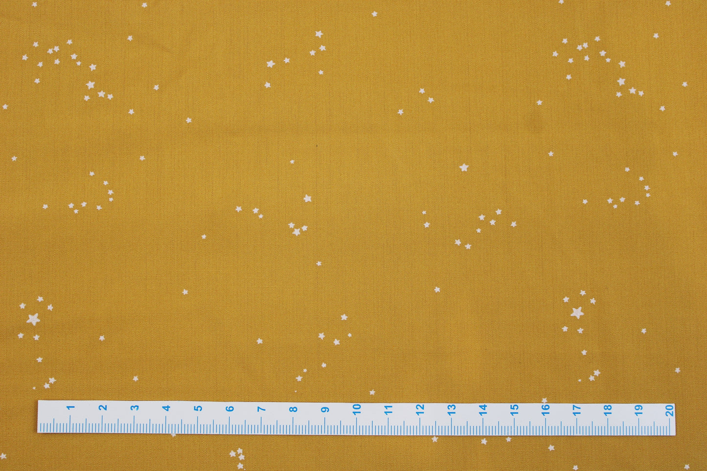 Baumwollstoff Glowdust Golden mit kleinen Sternen aus der Geobloom-Kollektion von Art Gallery Fabrics Maßstab