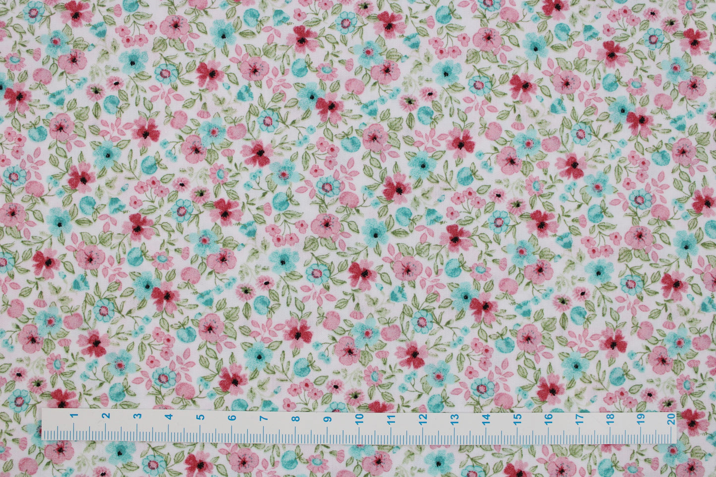 Baumwollstoff Natura mit kleinen Blümchen in Rosa und Türkis Maßstab