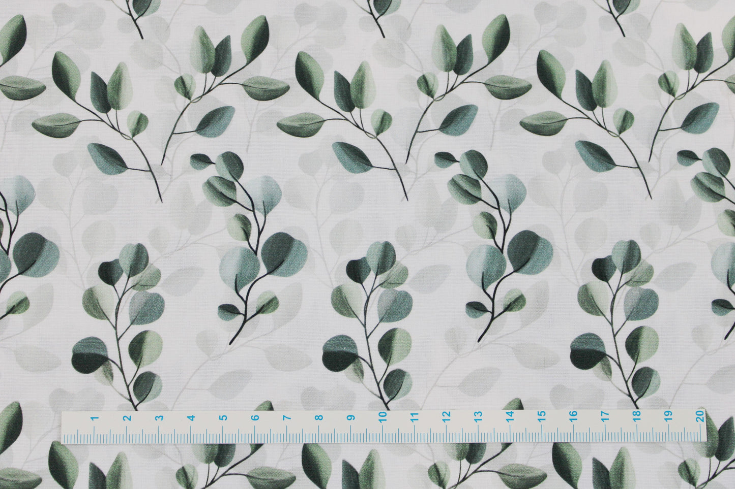 Weißer Baumwollstoff mit salbei farbenen Blättern/Eukalyptus Maßstab
