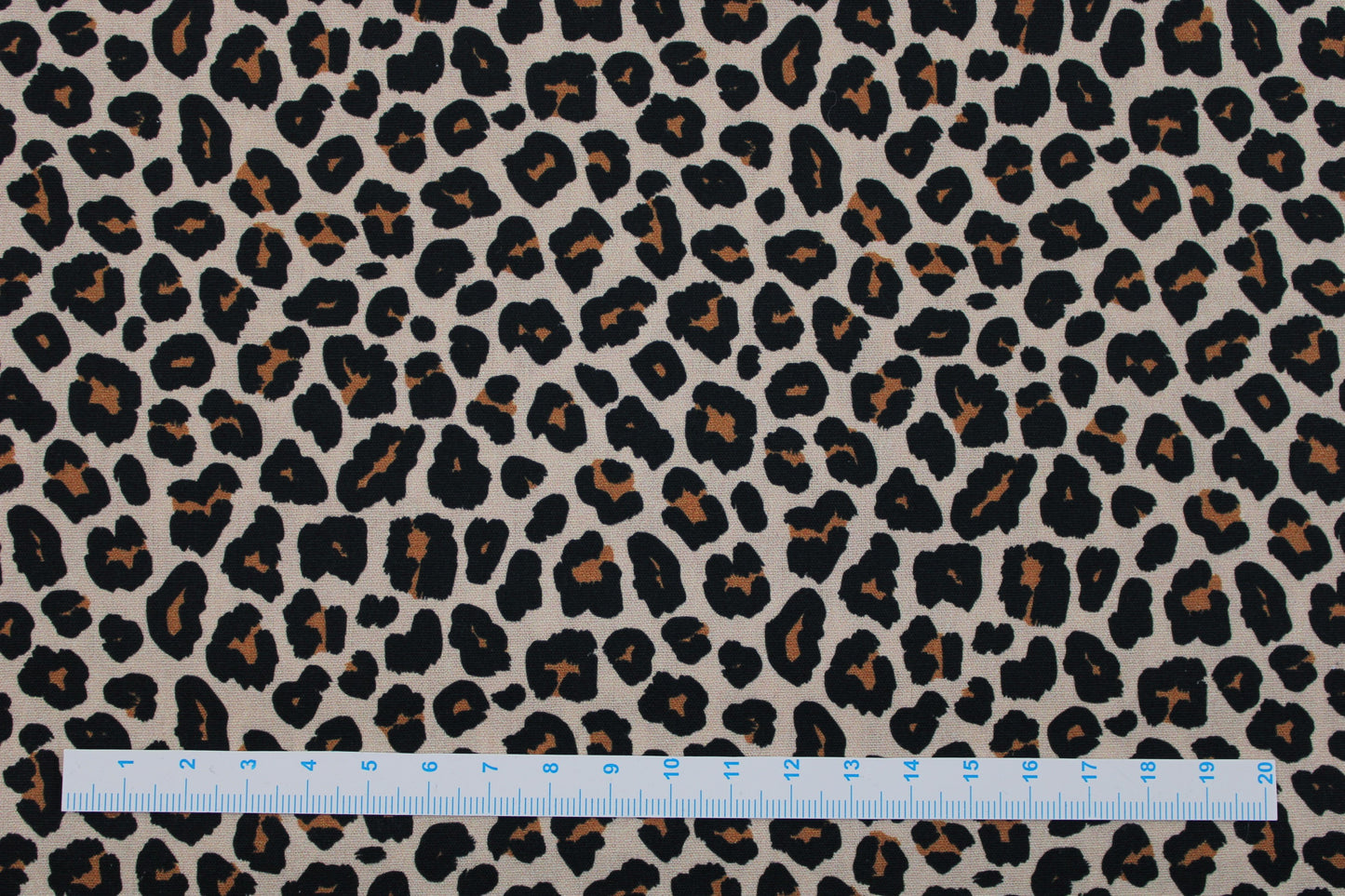 Baumwollstoff Tim mit klassischem Leomuster in Beige Maßstab