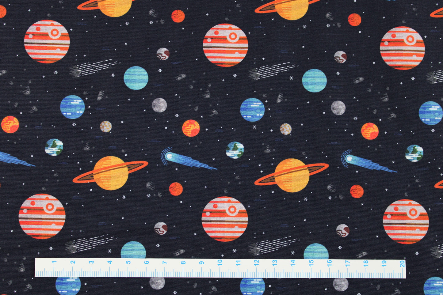 Dunkelblauer Baumwollstoff Tim mit buntem Weltallmuster Maßstab