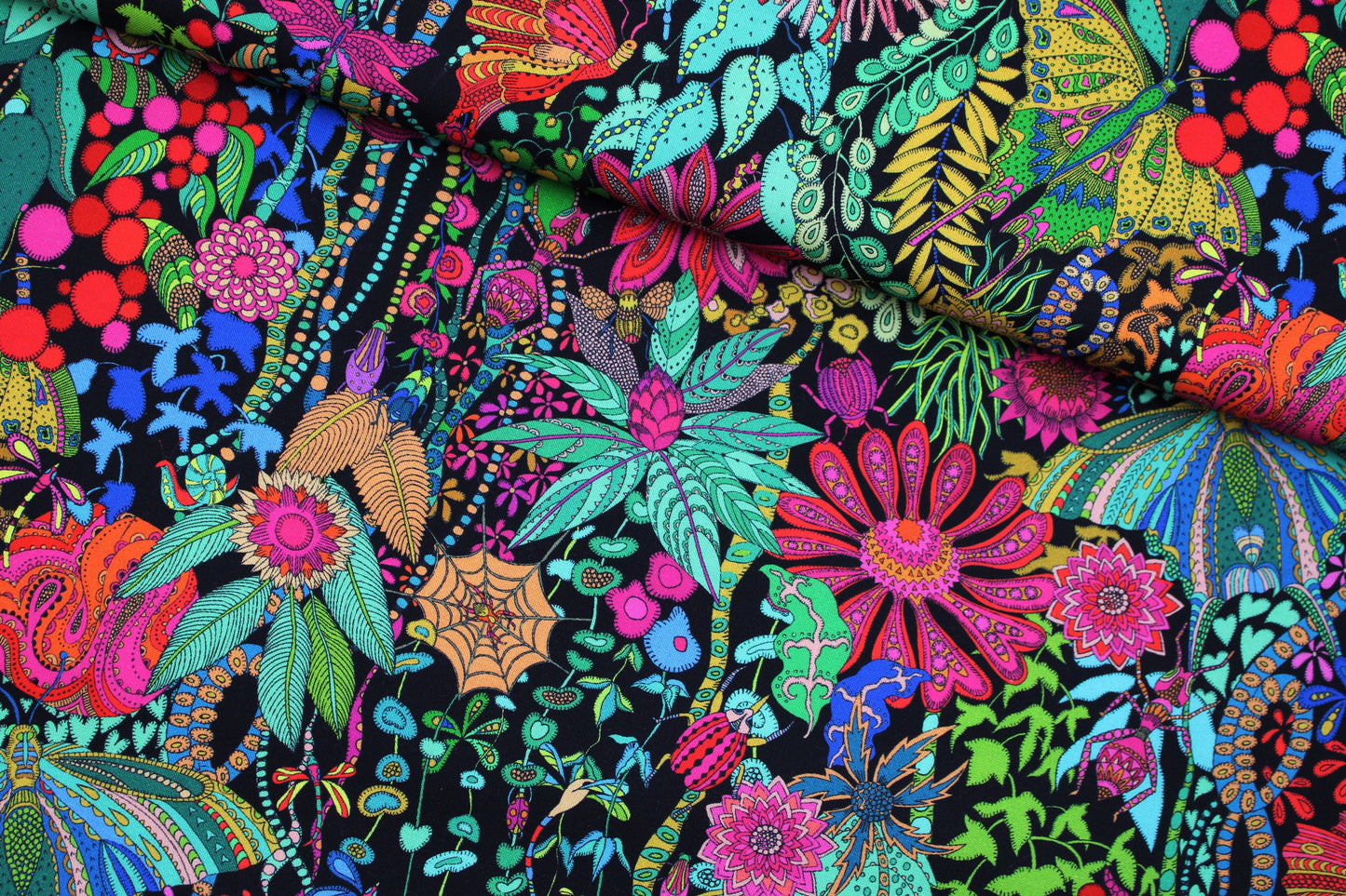 Baumwollstoff mit bunten Tier- und Blumenmotiven quer