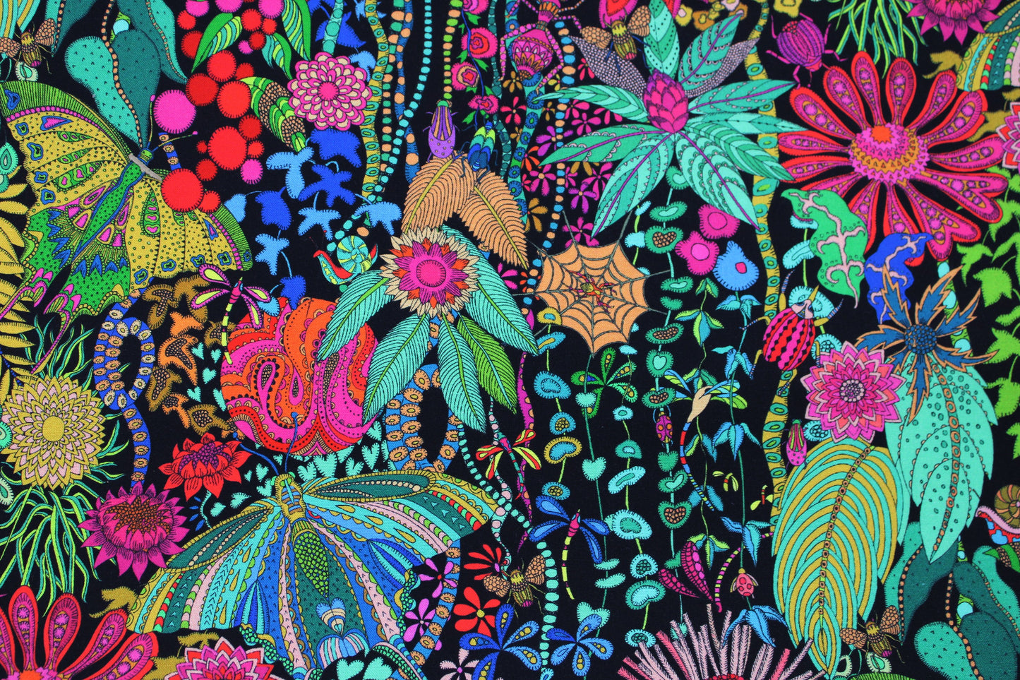 Baumwollstoff mit bunten Tier- und Blumenmotiven Detailbild