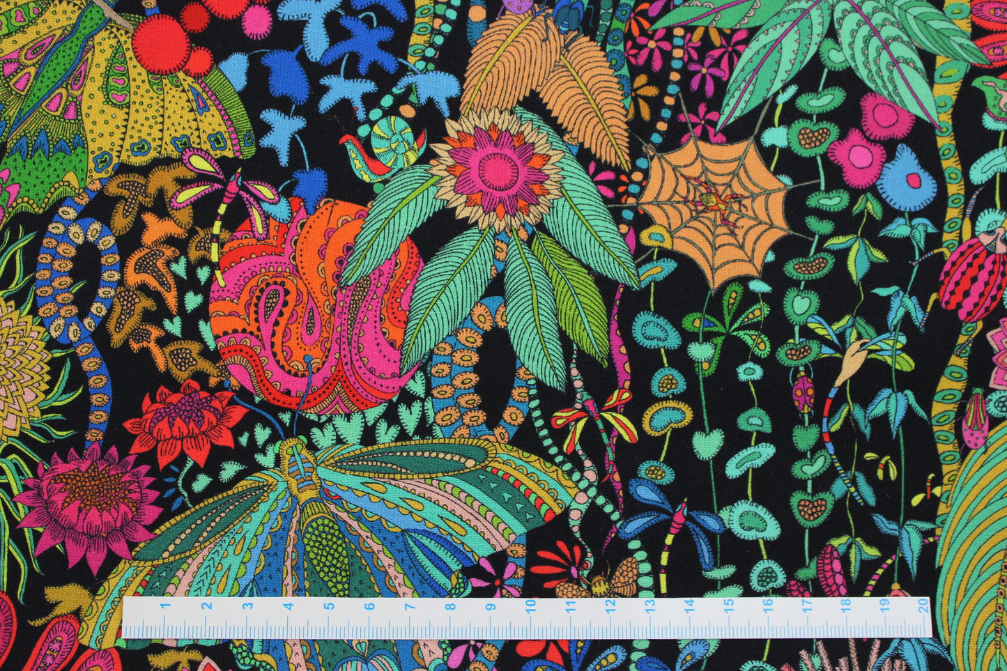 Baumwollstoff mit bunten Tier- und Blumenmotiven Detailbild Maßstab