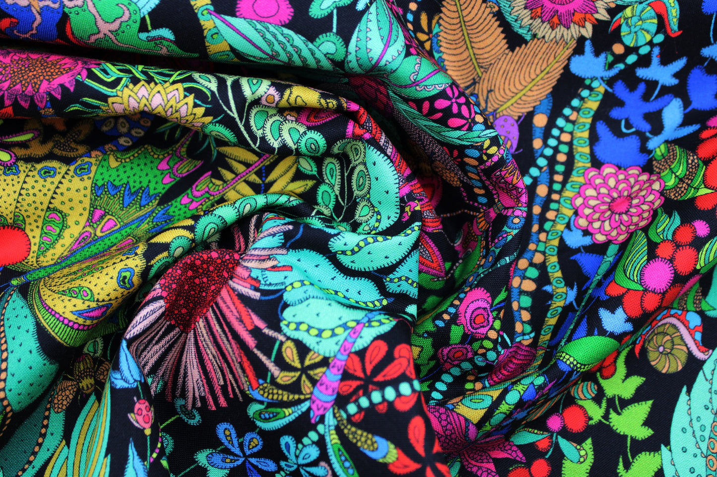 Baumwollstoff mit bunten Tier- und Blumenmotiven Detailbild gedreht