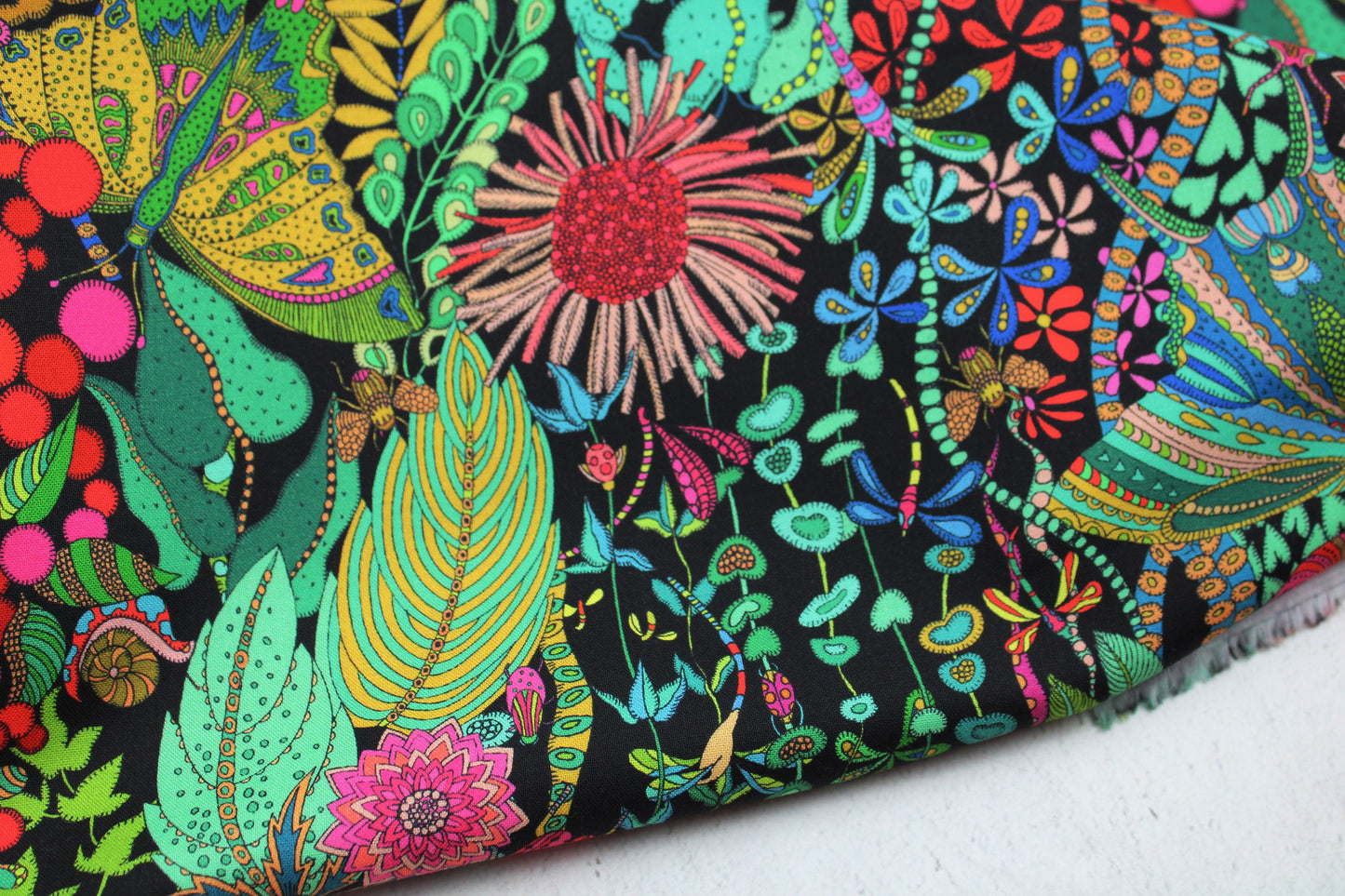 Baumwollstoff mit bunten Tier- und Blumenmotiven