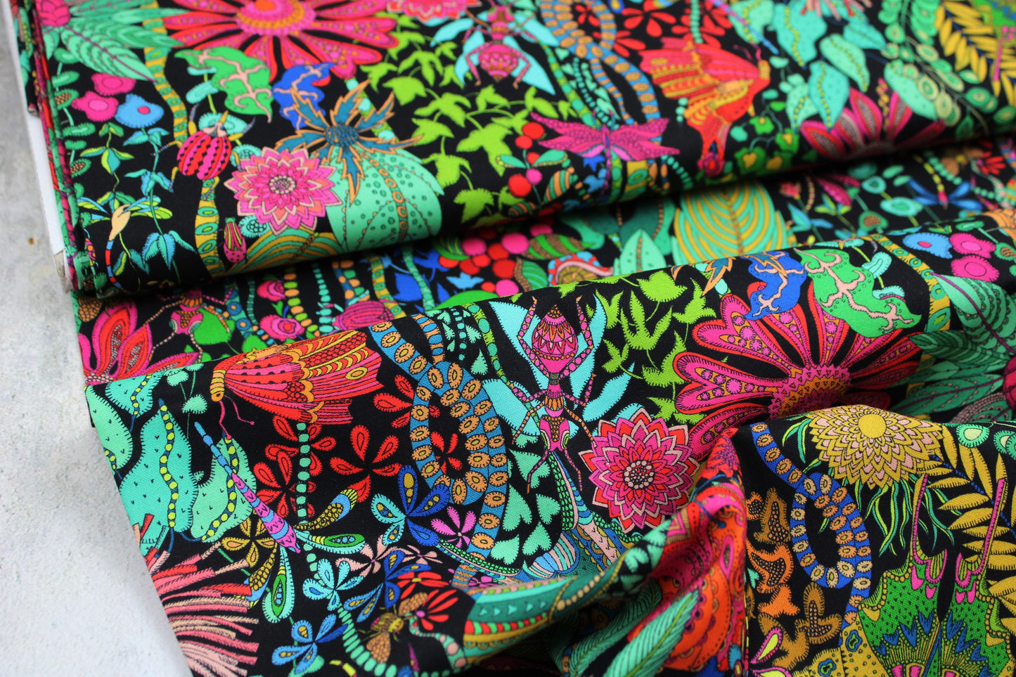 Baumwollstoff mit bunten Tier- und Blumenmotiven Detailbild Ballenansicht