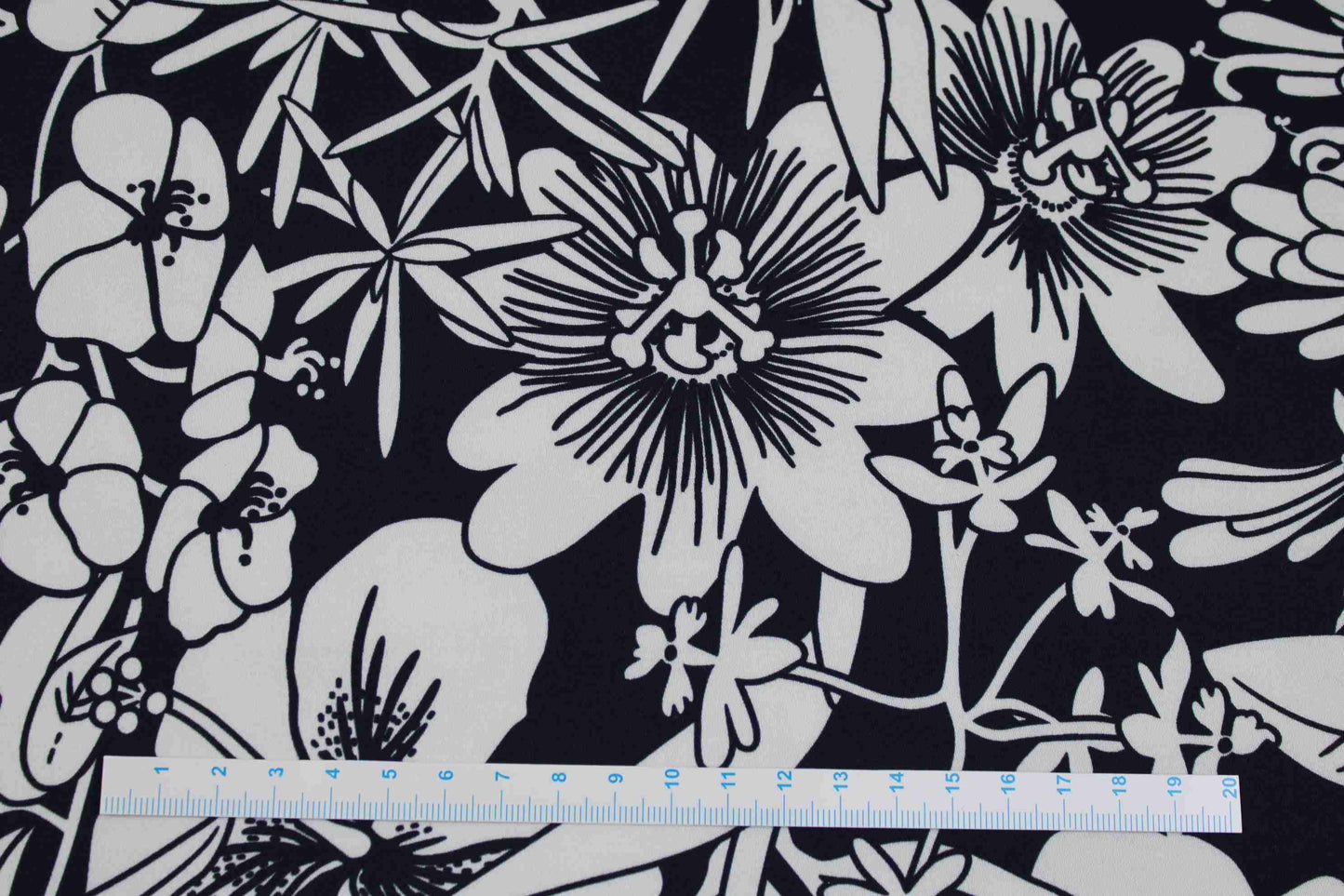 Baumwollstretch Bloom Blumen - schwarz/weiß