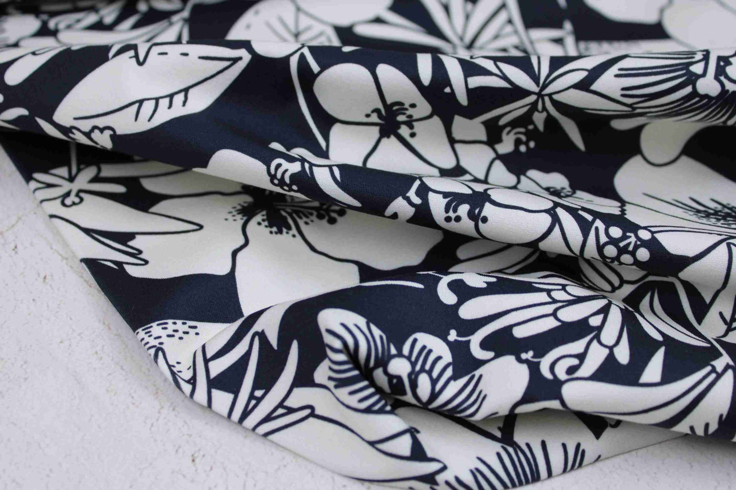 Baumwollstretch Bloom Blumen - schwarz/weiß
