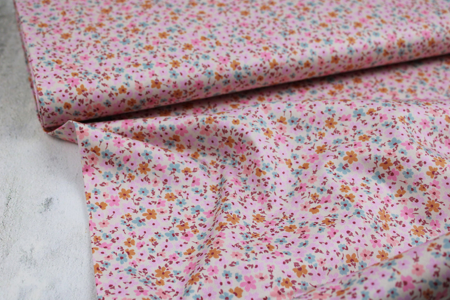 Leichter Baumwollstretch mit Millefleur-Muster in rosa-ecru Ballenansicht