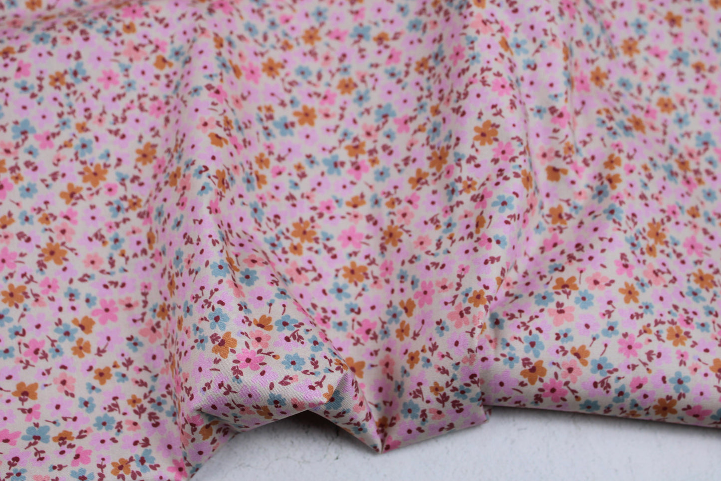 Leichter Baumwollstretch mit Millefleur-Muster in rosa-ecru