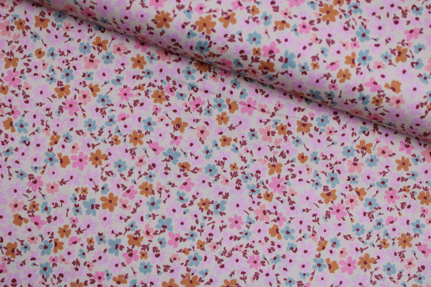 Leichter Baumwollstretch mit Millefleur-Muster in rosa-ecru quer
