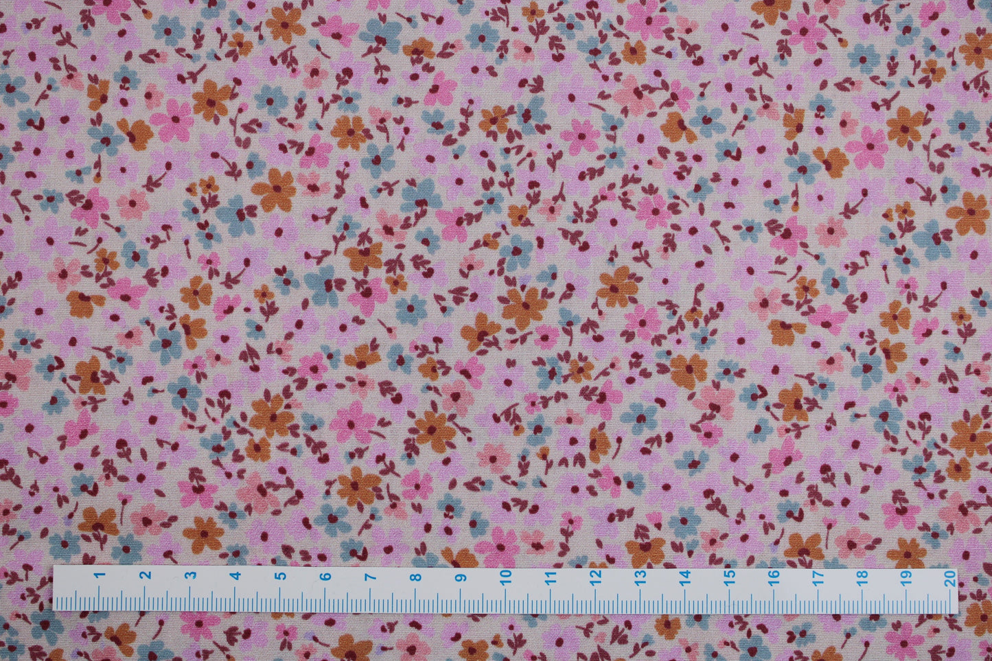 Leichter Baumwollstretch mit Millefleur-Muster in rosa-ecru Maßstab