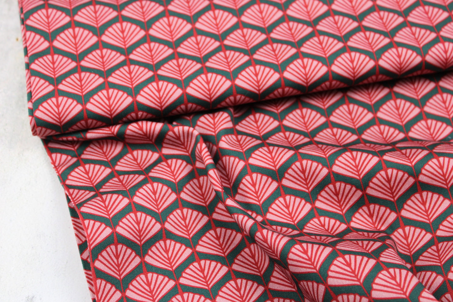 Baumwollstretch mit Retroblumen in grün und rot Ballenansicht