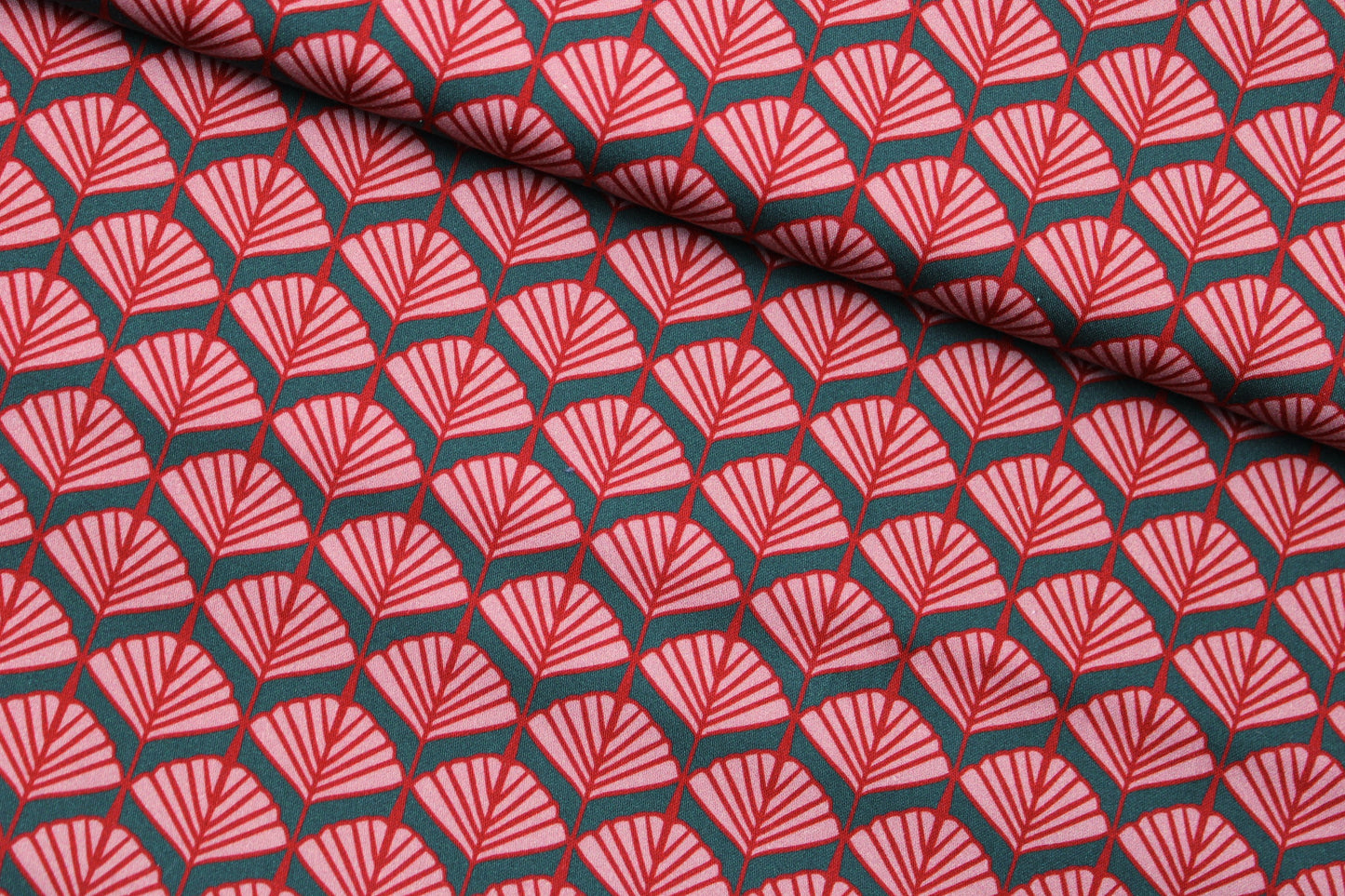 Baumwollstretch mit Retroblumen in grün und rot quer