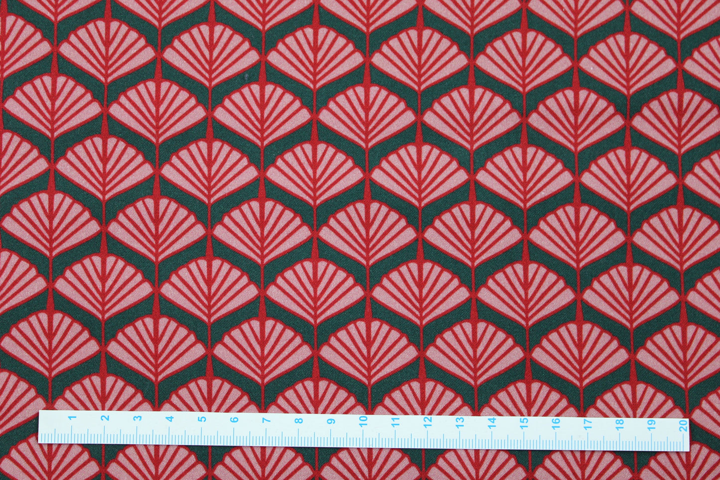 Baumwollstretch mit Retroblumen in grün und rot Maßtab