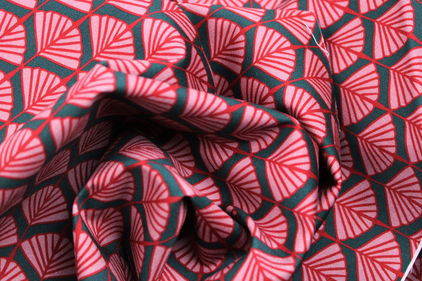 Baumwollstretch mit Retroblumen in grün und rot gedreht