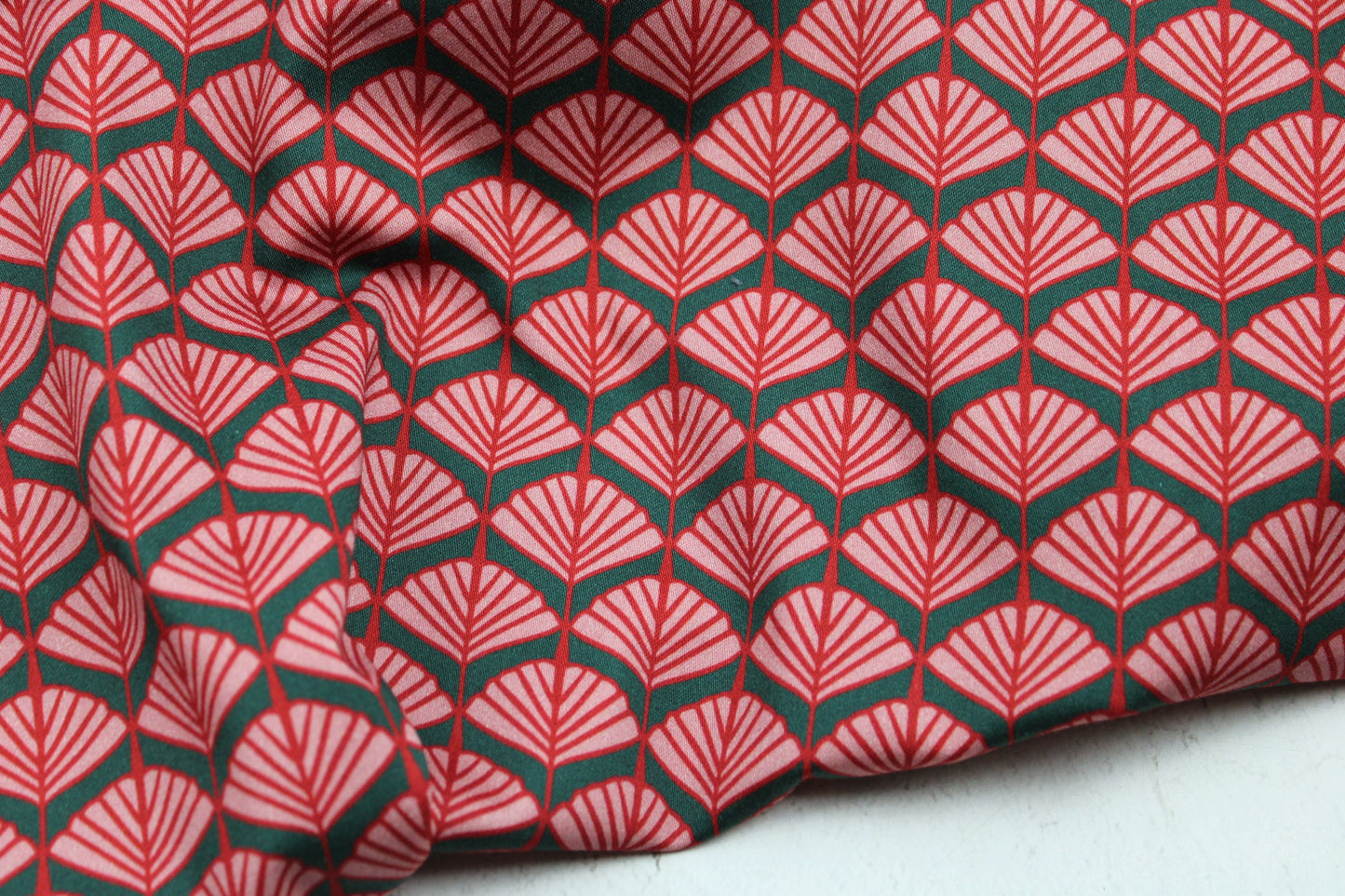Baumwollstretch mit Retroblumen in grün und rot
