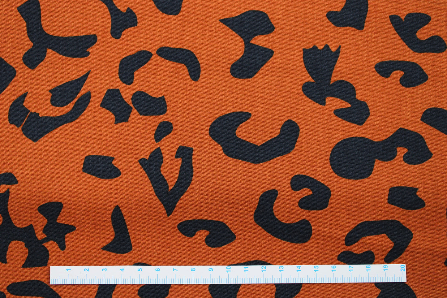 Denim Baumwollstretch mit Leopradenmuster in braun/schwarz Maßstab