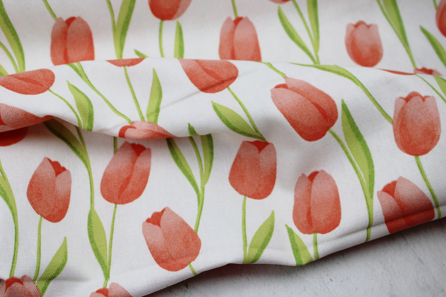 Canvasstoff mit Tulpen auf naturweißem Grund