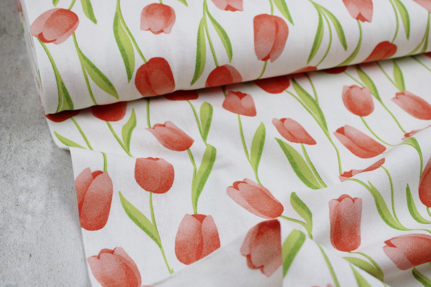 Canvasstoff mit Tulpen auf naturweißem Grund Ballenansicht