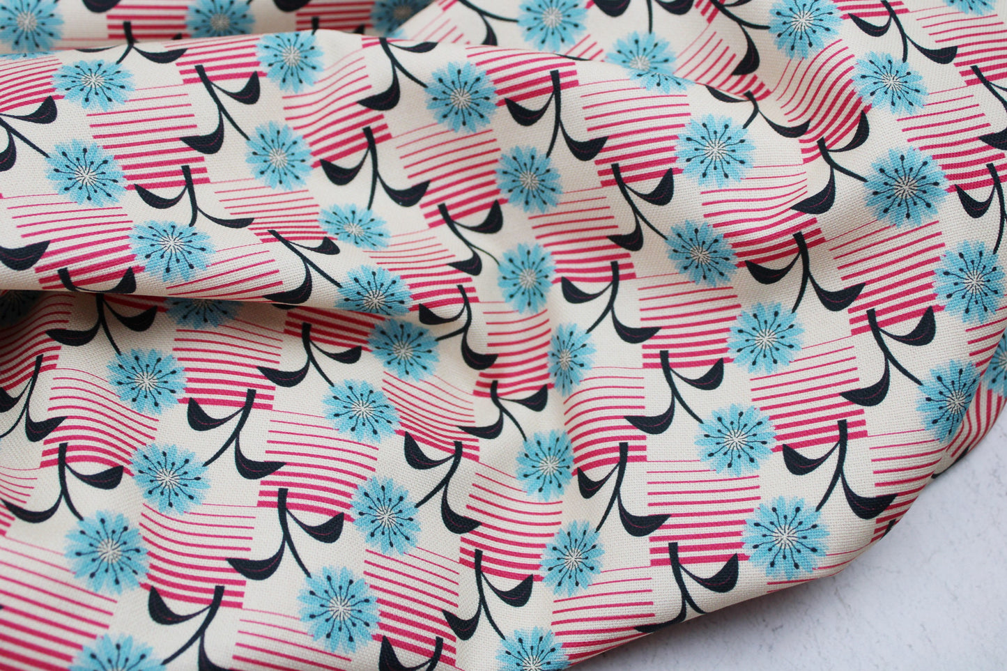 Canvasstoff mit Retro-Blumen in naturweiß, pink und türkis