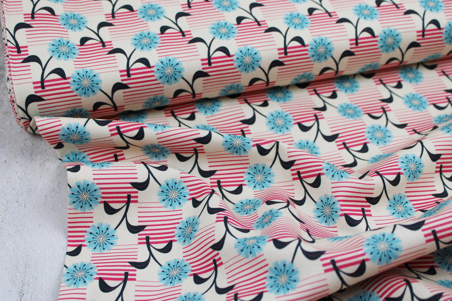 Canvasstoff mit Retro-Blumen in naturweiß, pink und türkis Ballenansicht