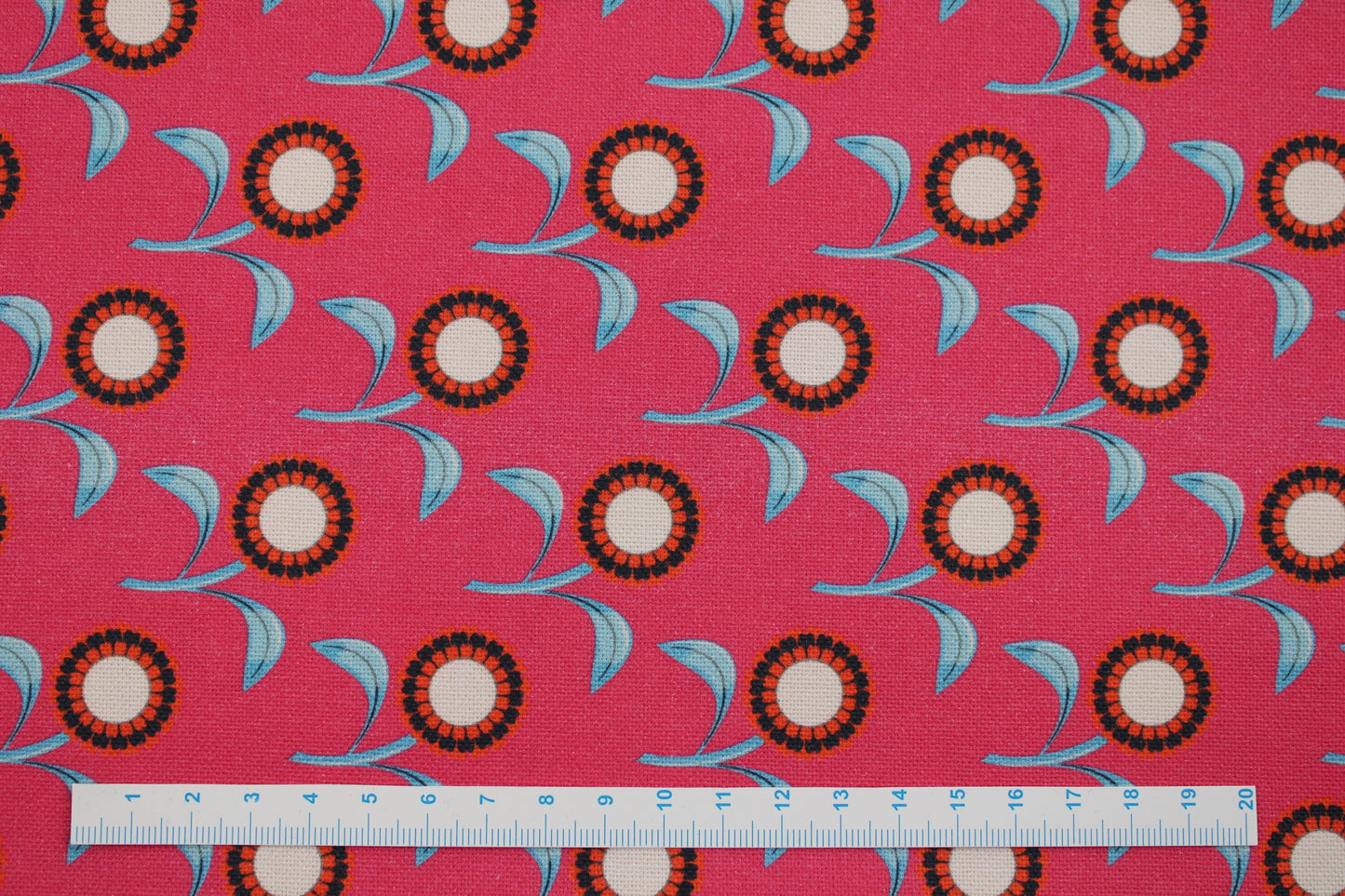 Canvasstoff Rocha mit Retro-Blumen in pink Maßstab