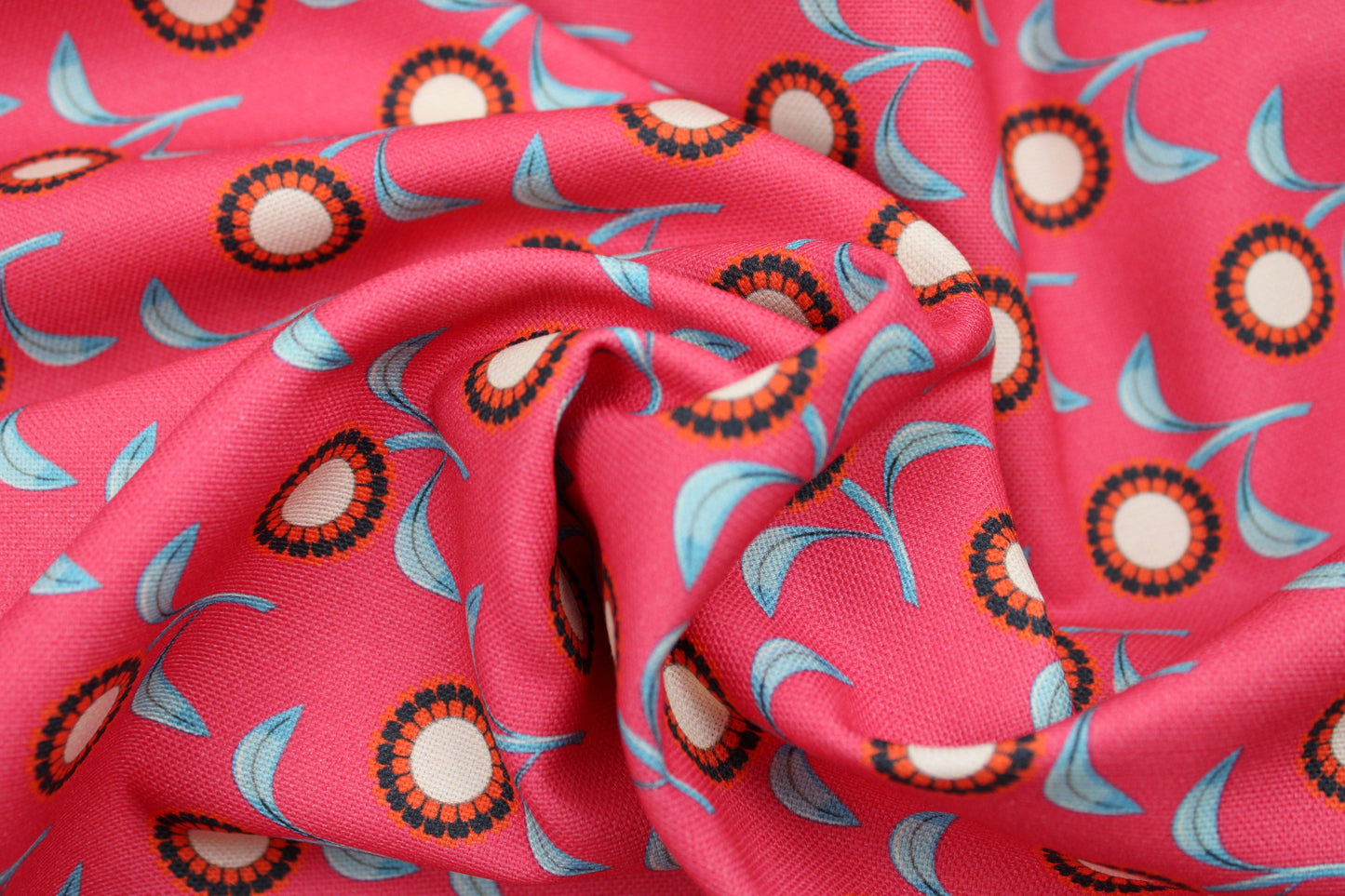 Canvasstoff Rocha mit Retro-Blumen in pink gedreht