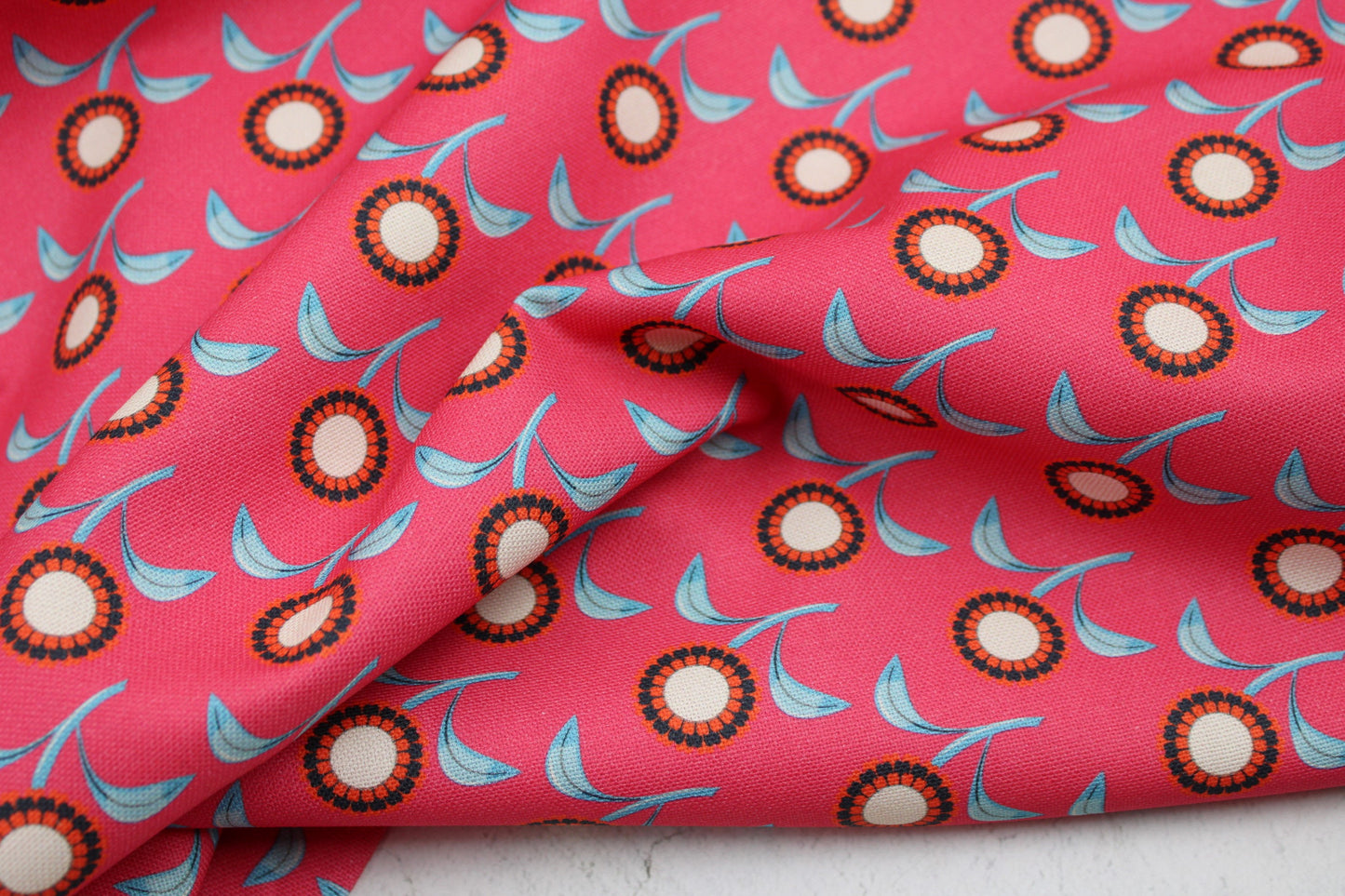 Canvasstoff Rocha mit Retro-Blumen in pink