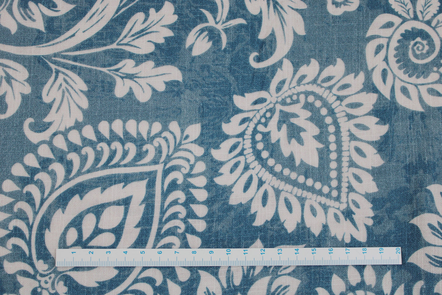 Double Slub Musselin Haren mit wollweißem Paisleymuster auf jeansblau meliertem Grund Maßstab