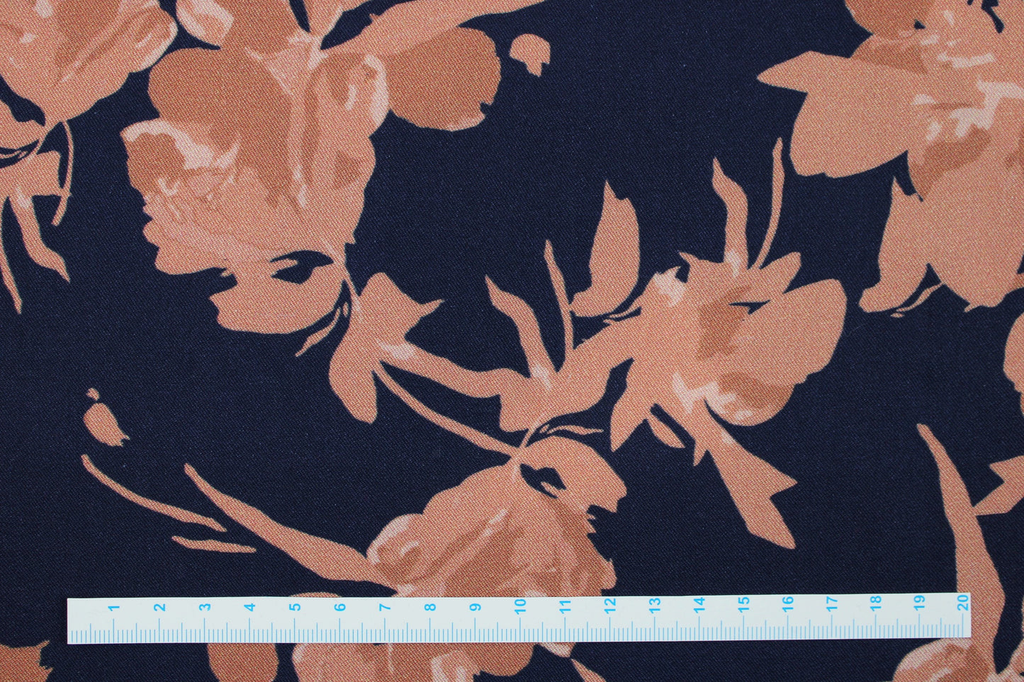 Ecovero Voskosetwill Fall Flower mit Blumen in Rose auf Dunkelblau Maßstab