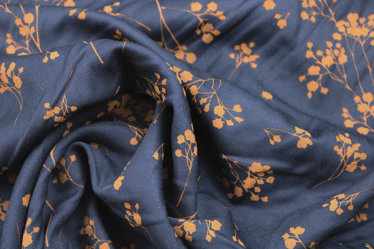 Viskose Twill Stalks indigo night mit Blümchen von mind the MAKER gedreht