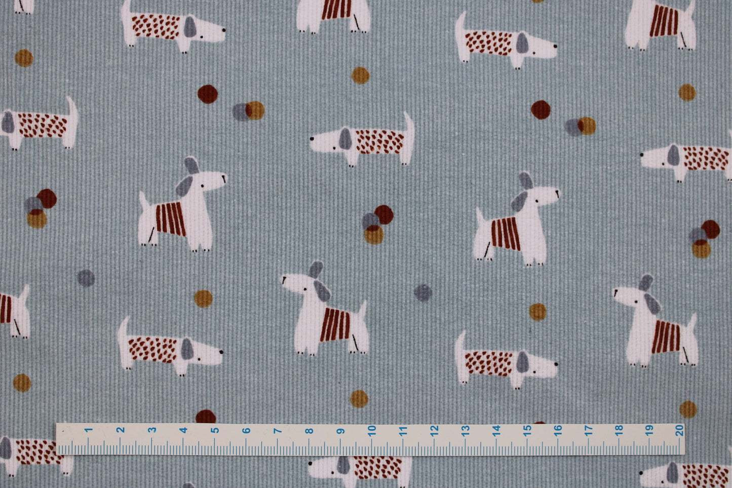 Verspielter Feincord mit Hunden in hellblau für Kinderbekleidung und Accessoires Maßstab