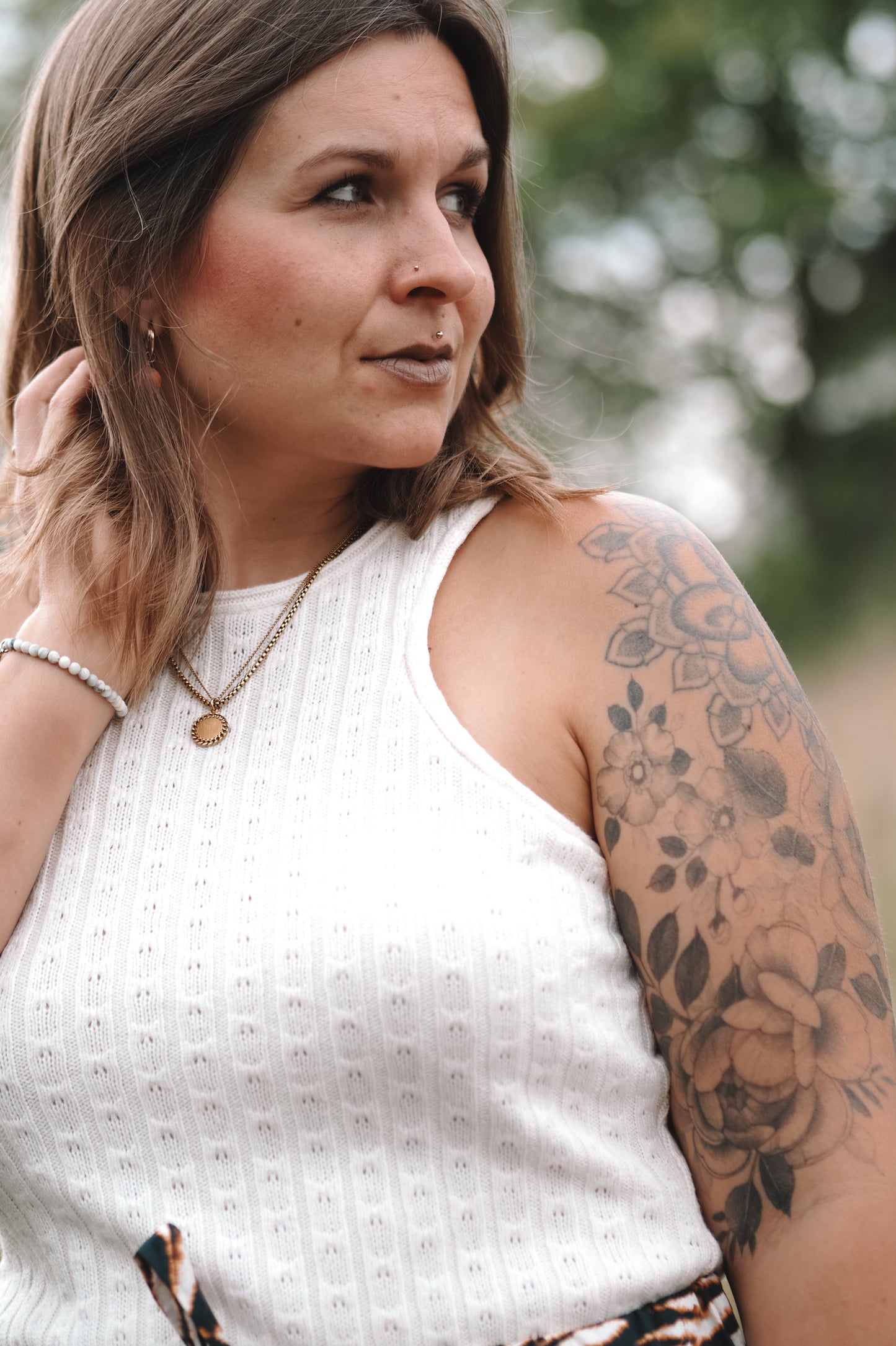 Cremefarbener Feinstrick mit Streifen- und Knötchenmuster als Crop-Top vernäht
