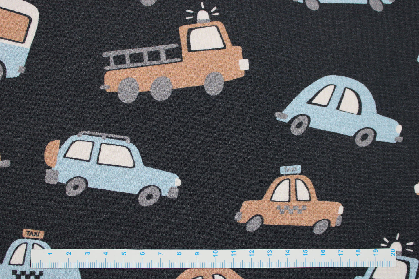 Dunkelgrauer Kinderstoff mit Autos in beige und hellblau für Kinderbekleidung Maßstab