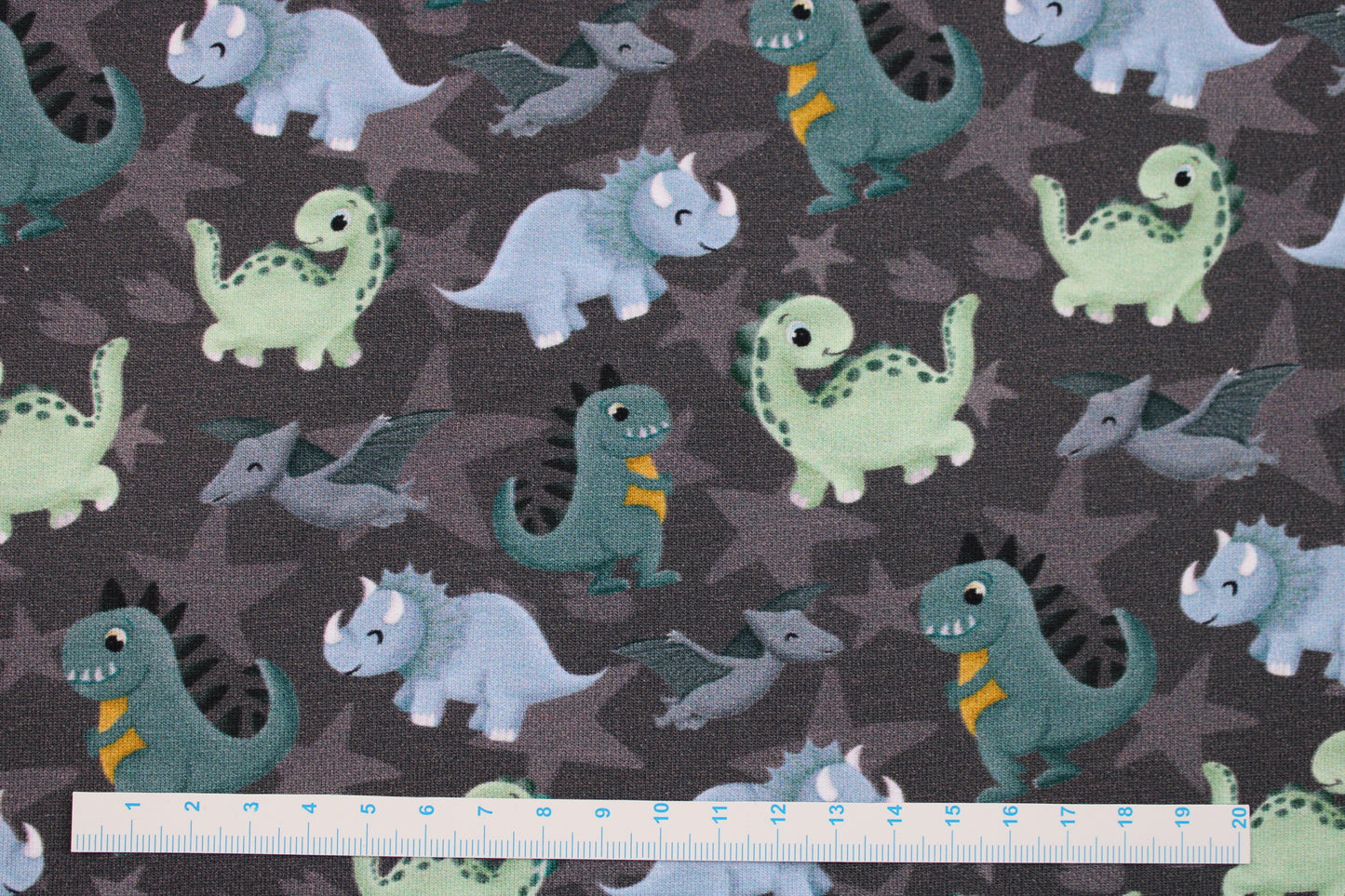 Dunkelgrauer Kindersweat mit Dinosauriern in mint und petrol für Bekleidung Maßstab