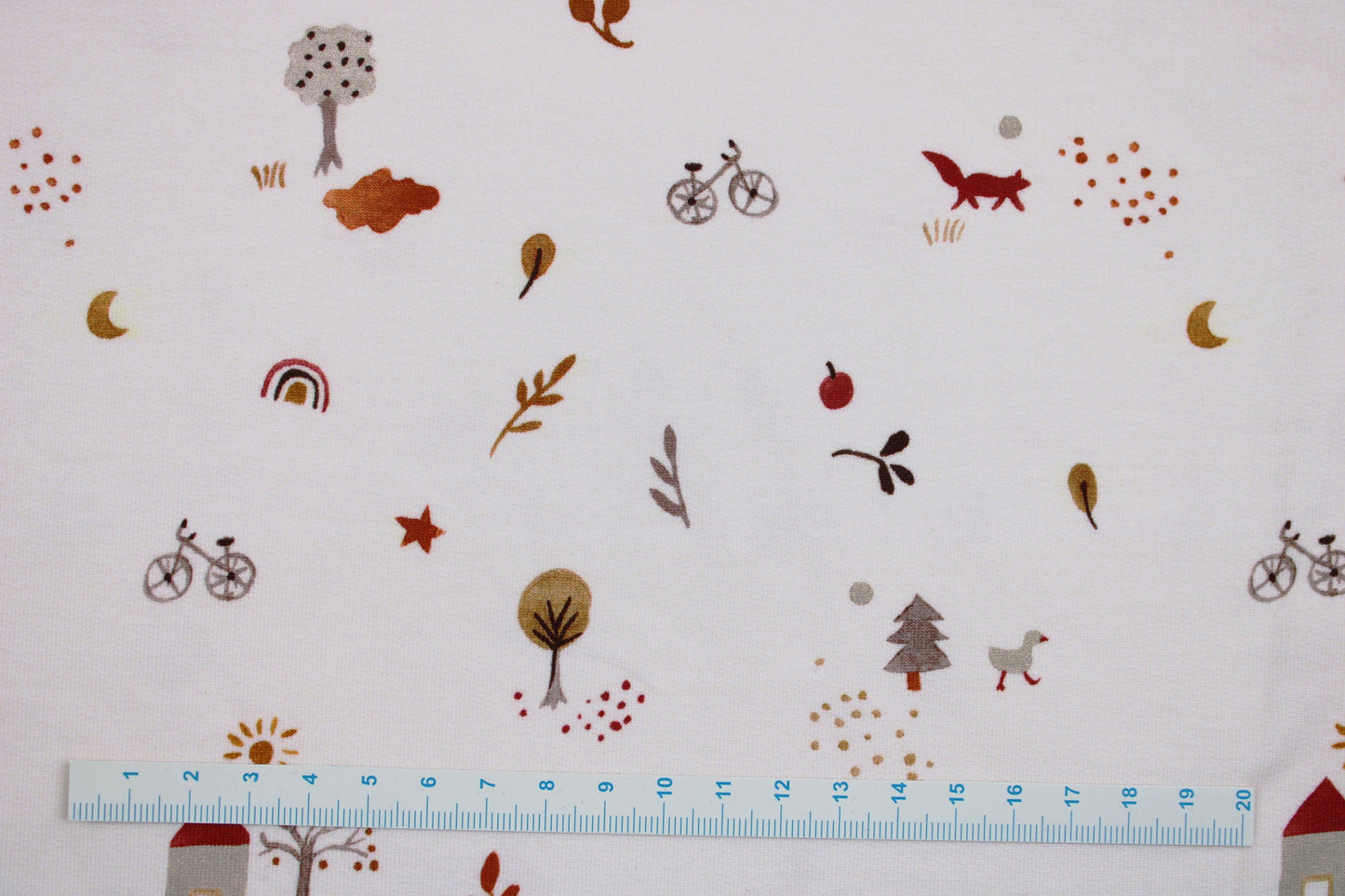 French Terry Sweat mit süßen Kindermotiven in wollweiß für Kinderbekleidung Maßstab