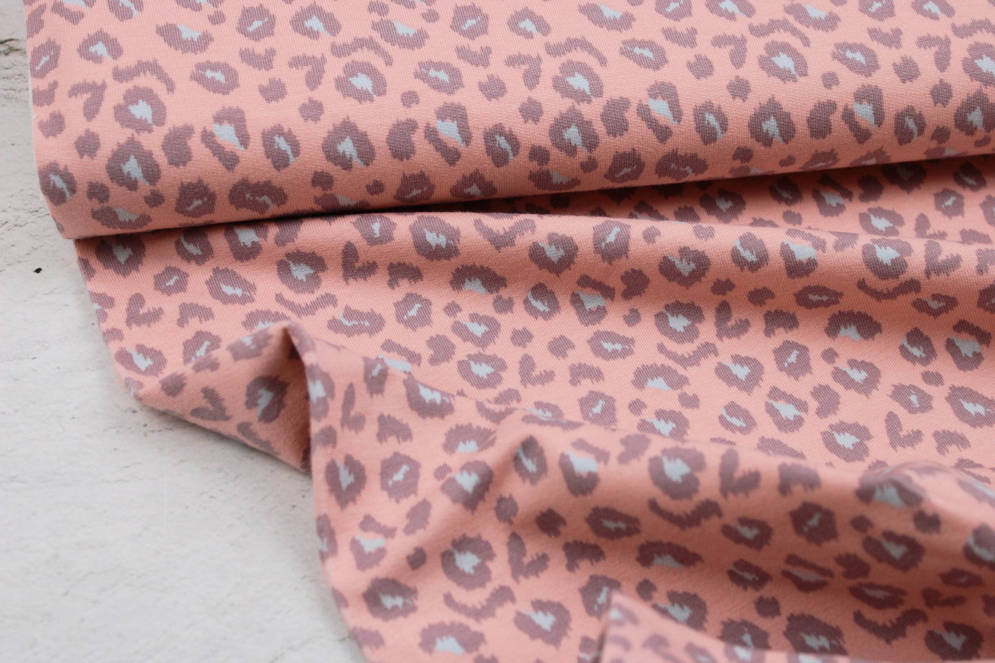 French Terry Sweat mit Leomuster in apricot und grau Ballenansicht