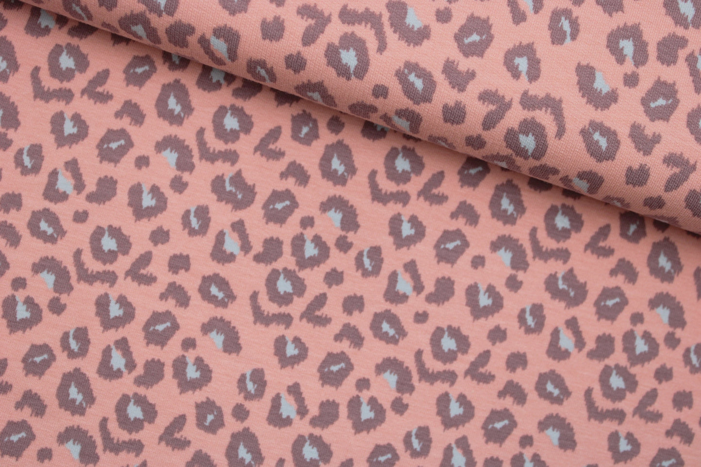 French Terry Sweat mit Leomuster in apricot und grau quer