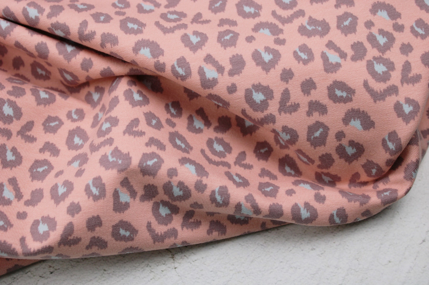French Terry Sweat mit Leomuster in apricot und grau