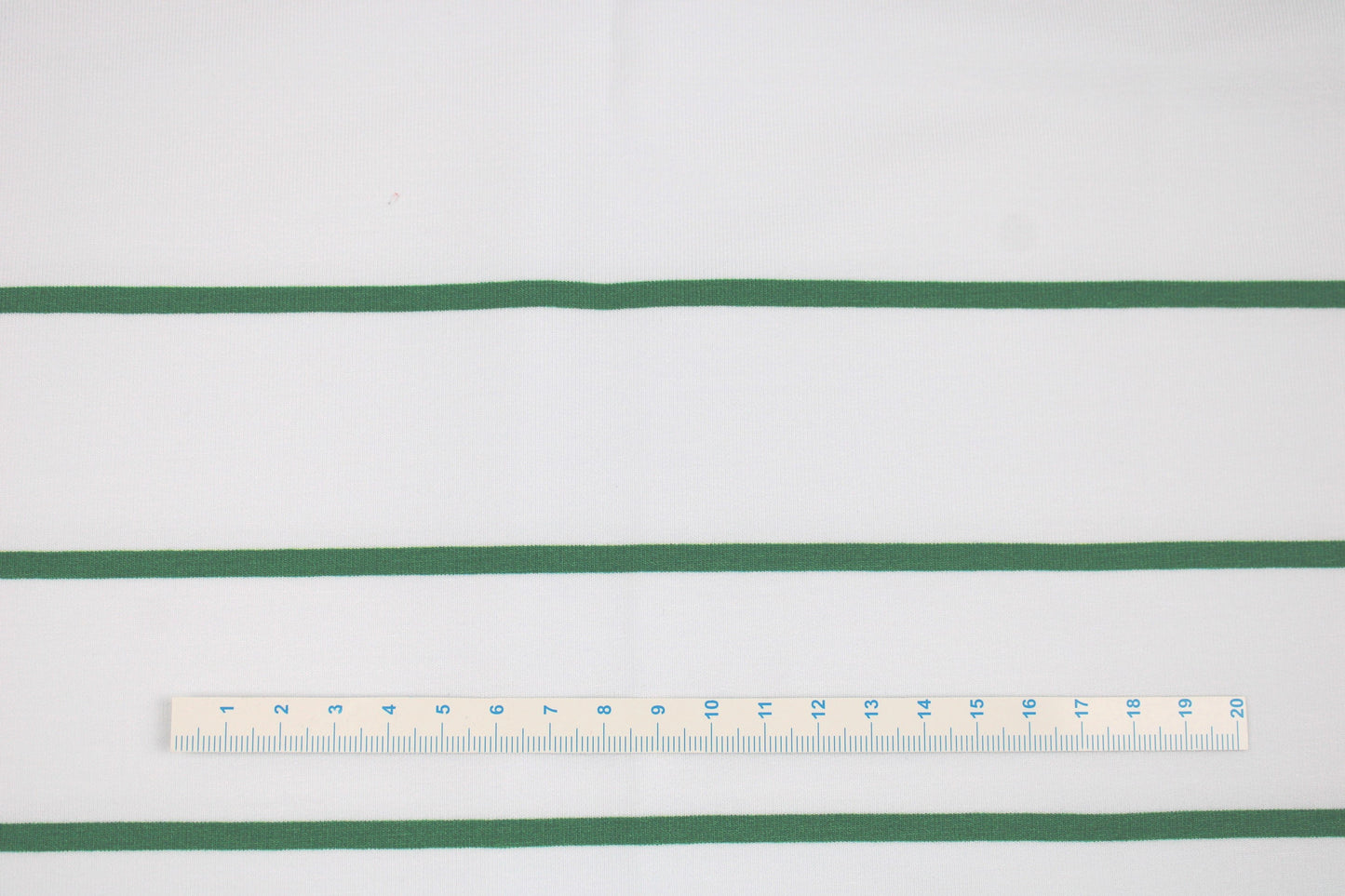 Modal Sweat Panelstoff Lineas mit Streifen in Grün auf Weiß Maßstab